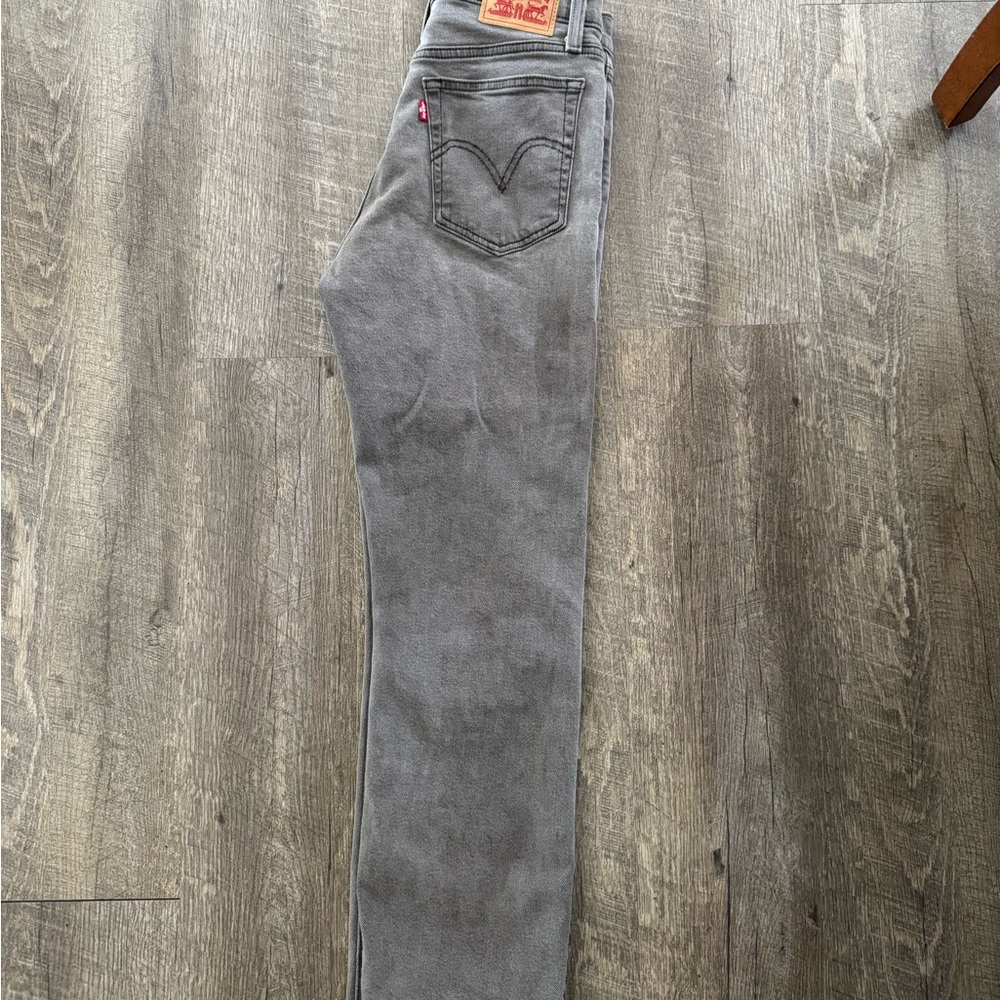 EUC Levi’s Grey Wedgie Straight Ankle Jeans with Stretch - Women’s Size 28 - Picture 2 of 11